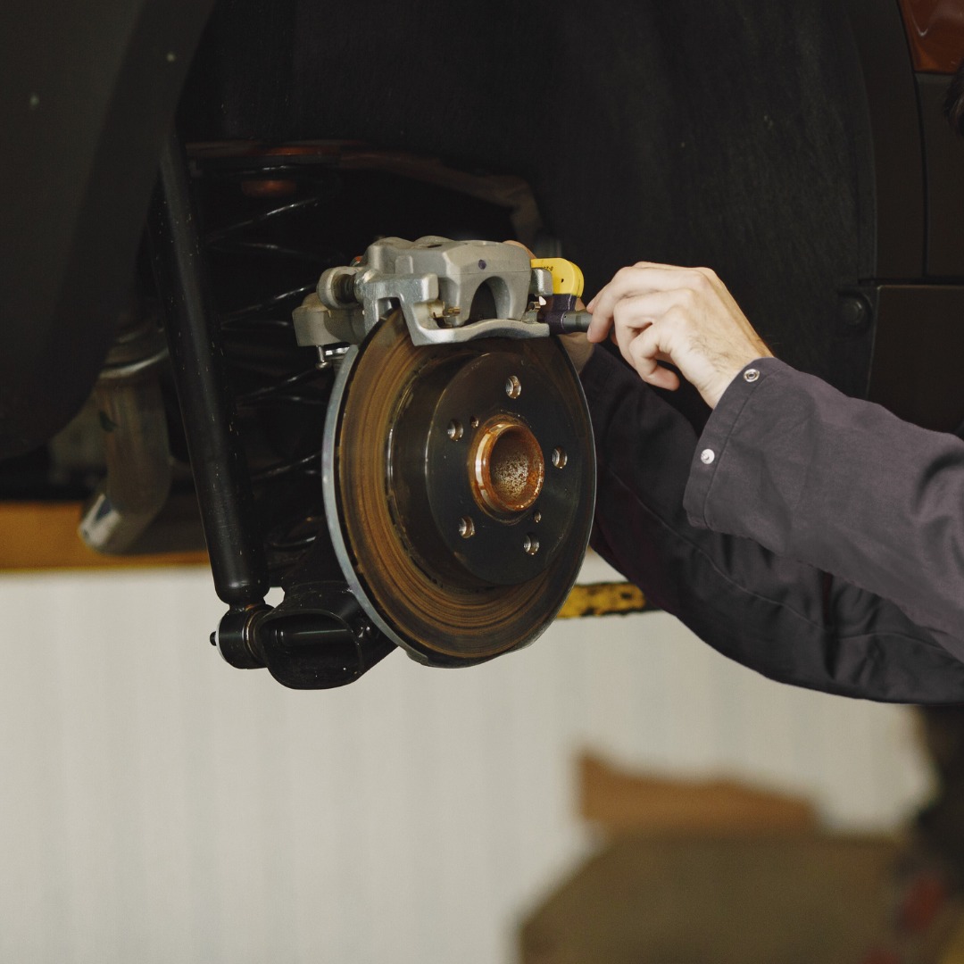 Revisión de frenos y suspensión